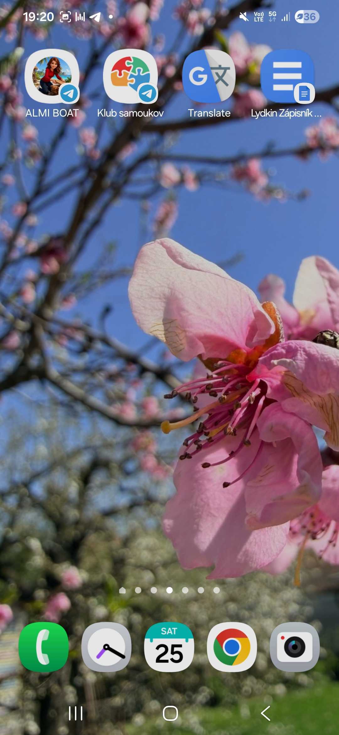Android domovská obrazovka s ikonkami ALMI BOAT, Klub ALMI BOAT, Google Translate a Zápisník